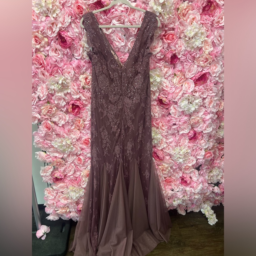 Montage by Mon Cheri size 16 lace and beaded long v neck dress mauve - Picture 4 of 6